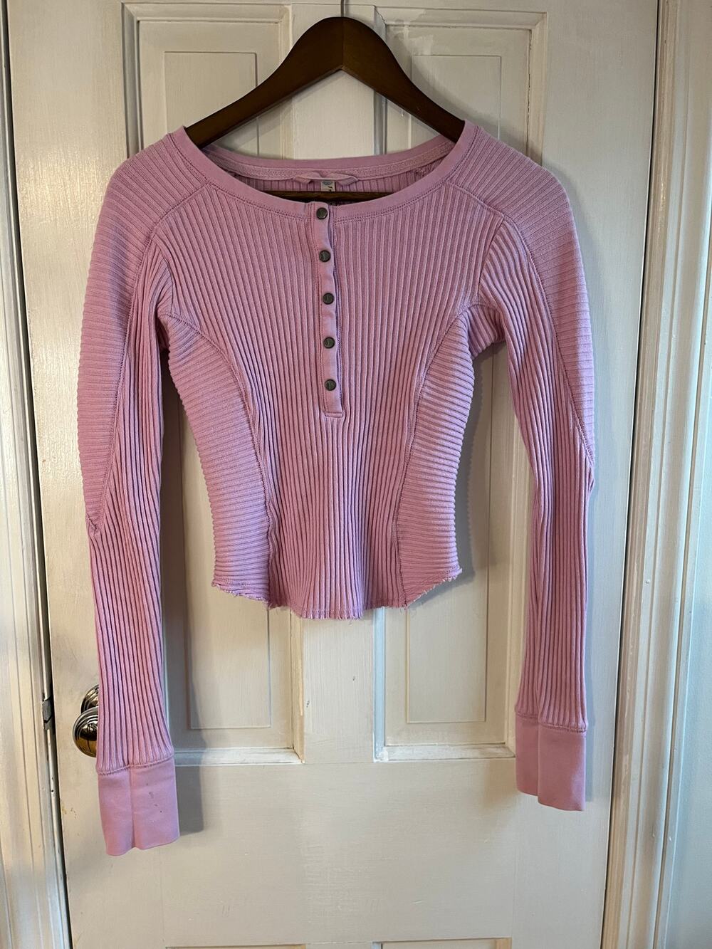 💕 We The Free Night Belle Cuff Top XS • Baby Pink Y2K Cool Girl Thermal Henley